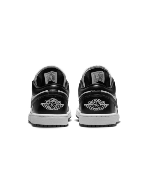 JORDAN BRAND(ジョーダンブランド)の「W AIR JORDAN 1 LOW DC0774-101(スニーカー・レディース・ホワイト・22.5cm/23.0cm/23.5cm/24.0cm/24.5cm/25.0cm/25.5cm/26.0cm/26.5cm/27.0cm/27.5cm/28.0cm/28.5cm/29.0cm/22.0cm)」の6枚目の写真