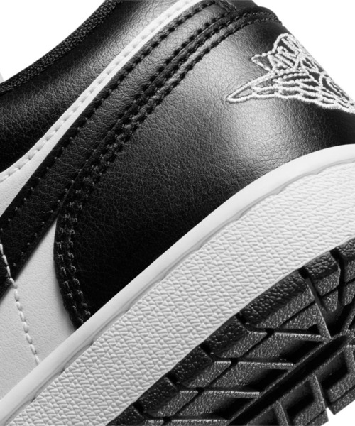 JORDAN BRAND(ジョーダンブランド)の「W AIR JORDAN 1 LOW DC0774-101(スニーカー・レディース・ホワイト・22.5cm/23.0cm/23.5cm/24.0cm/24.5cm/25.0cm/25.5cm/26.0cm/26.5cm/27.0cm/27.5cm/28.0cm/28.5cm/29.0cm/22.0cm)」の7枚目の写真