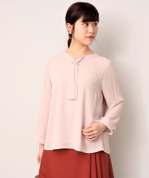 fleur by mint breeze（フルールバイミントブリーズ）の「【L～5L 大きいサイズ】メタルパーツ付き ボウタイ ブラウス（シャツ/ブラウス・レディース・ライトグレー/ピンク・3L/4L/5L/LL）」の2枚目の写真