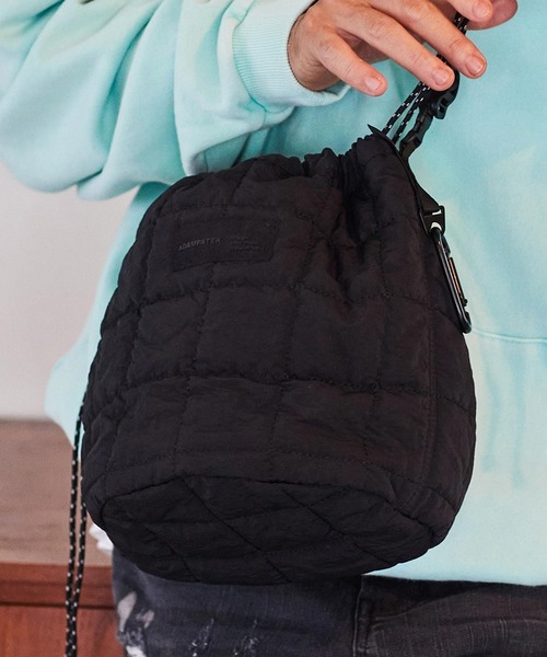 ADAM PATEK(アダムパテック)の「ADAMPATEK/square quilt mini drawstring bag/スクエアキルティングミニ巾着ショルダーバッグ(ショルダーバッグ・メンズ・ホワイト/ブラック/ブルー・フリー)」の4枚目の写真