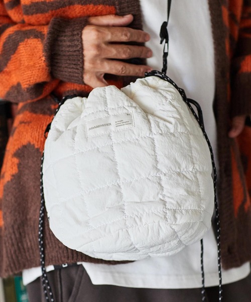 ADAM PATEK(アダムパテック)の「ADAMPATEK/square quilt mini drawstring bag/スクエアキルティングミニ巾着ショルダーバッグ(ショルダーバッグ・メンズ・ホワイト/ブラック/ブルー・フリー)」の5枚目の写真