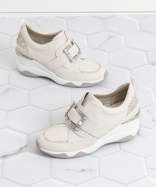 +diana（プラスダイアナ）の「【6cm】クリスタルバックルヒールアップスニーカー（スリッポン・レディース・アイボリー/ブラック・24.0cm/23.5cm/24.5cm/23.0cm/22.5cm/22.0cm/25.0cm/21.5cm/25.5cm）」の10枚目の写真