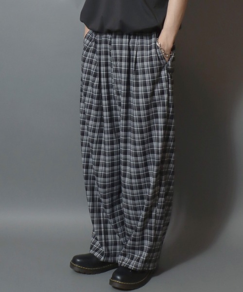 ANPAS（アンパス）の「Center-Press 2-Tuck Wide Balloon Trousers Pants / センタープレス 2タック ワイドバルーンスラックス メンズ ボトムス リラックスフィット バレルパンツ（スラックス・メンズ・チャコール/モカ/アイボリー/ブラック/ホワイト/ブラック系その他2/ブラック系その他・S/M/L/LL）」の4枚目の写真