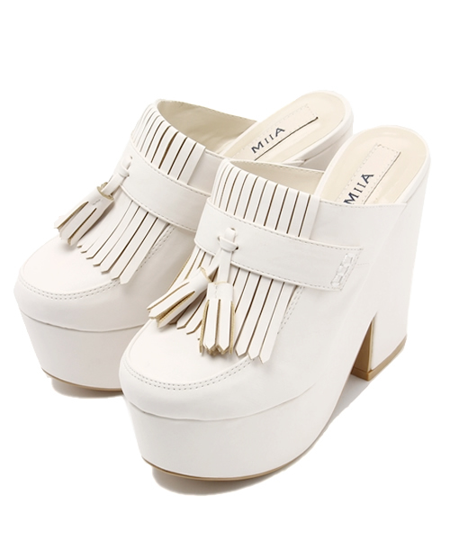 MIIA（ミーア）の「タッセルサボ（サンダル・レディース・ホワイト/ベージュ/イエロー/ブラック・24.5cm/22.5cm/23.5cm）」の2枚目の写真