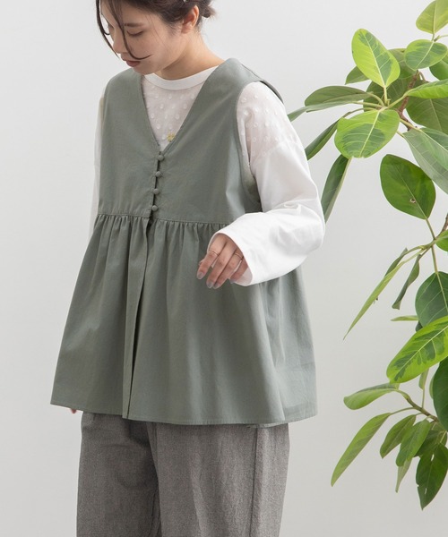 POU DOU DOU(プードゥドゥ)の「並びボタンVあきベスト(シャツ/ブラウス・レディース・ブルー/ベージュ/ダークグレー・3)」の3枚目の写真