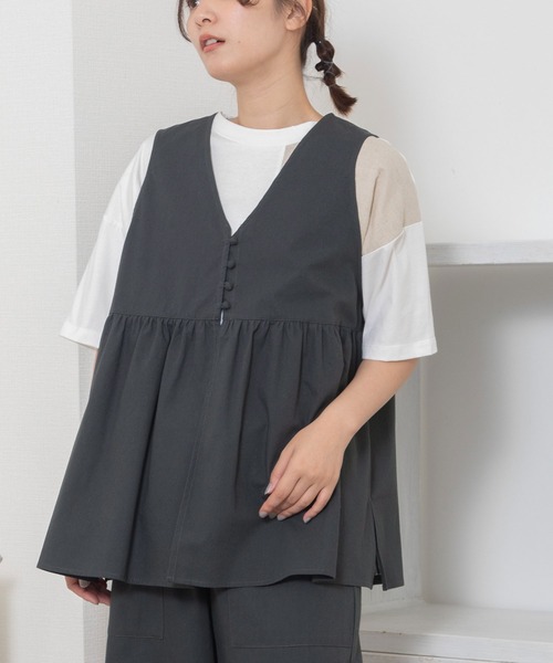 POU DOU DOU(プードゥドゥ)の「並びボタンVあきベスト(シャツ/ブラウス・レディース・ブルー/ベージュ/ダークグレー・3)」の2枚目の写真