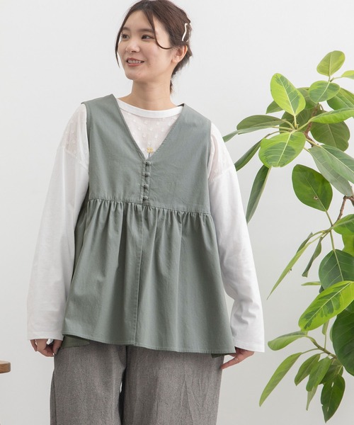 POU DOU DOU(プードゥドゥ)の「並びボタンVあきベスト(シャツ/ブラウス・レディース・ブルー/ベージュ/ダークグレー・3)」の14枚目の写真