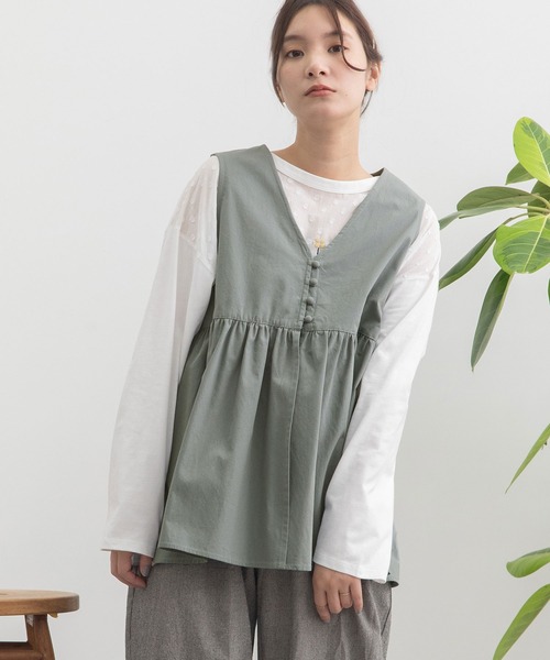 POU DOU DOU(プードゥドゥ)の「並びボタンVあきベスト(シャツ/ブラウス・レディース・ブルー/ベージュ/ダークグレー・3)」の15枚目の写真