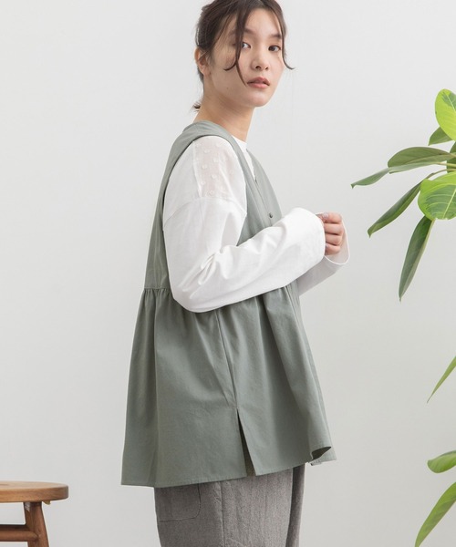 POU DOU DOU(プードゥドゥ)の「並びボタンVあきベスト(シャツ/ブラウス・レディース・ブルー/ベージュ/ダークグレー・3)」の16枚目の写真