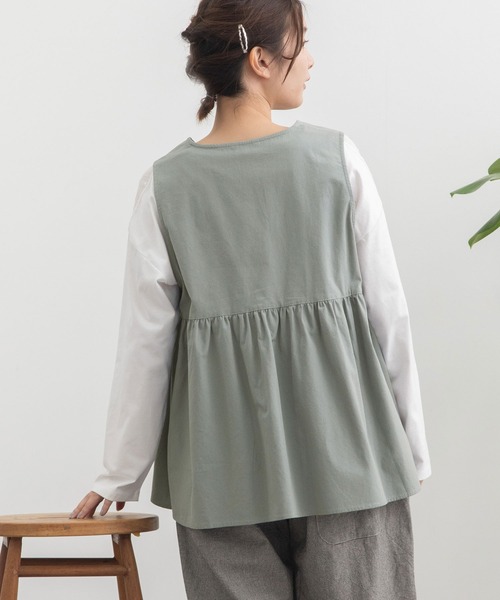 POU DOU DOU(プードゥドゥ)の「並びボタンVあきベスト(シャツ/ブラウス・レディース・ブルー/ベージュ/ダークグレー・3)」の17枚目の写真