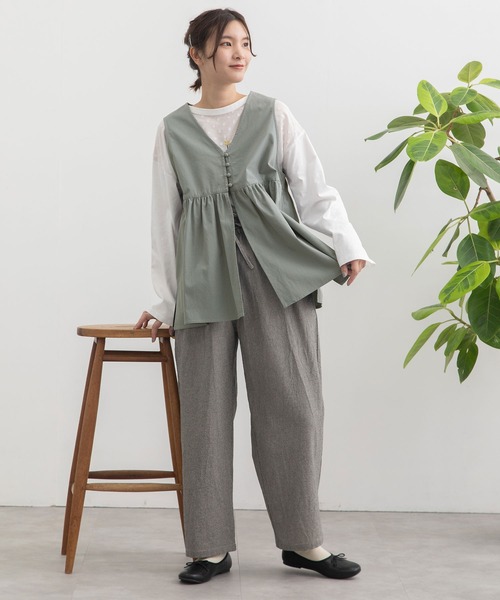 POU DOU DOU(プードゥドゥ)の「並びボタンVあきベスト(シャツ/ブラウス・レディース・ブルー/ベージュ/ダークグレー・3)」の18枚目の写真