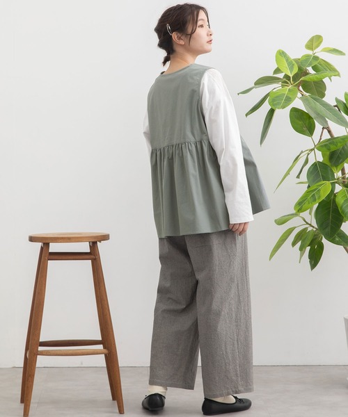 POU DOU DOU(プードゥドゥ)の「並びボタンVあきベスト(シャツ/ブラウス・レディース・ブルー/ベージュ/ダークグレー・3)」の20枚目の写真