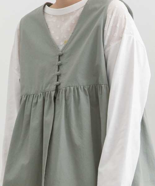 POU DOU DOU(プードゥドゥ)の「並びボタンVあきベスト(シャツ/ブラウス・レディース・ブルー/ベージュ/ダークグレー・3)」の21枚目の写真