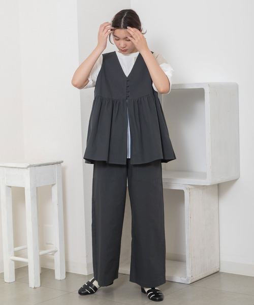 POU DOU DOU(プードゥドゥ)の「並びボタンVあきベスト(シャツ/ブラウス・レディース・ブルー/ベージュ/ダークグレー・3)」の4枚目の写真