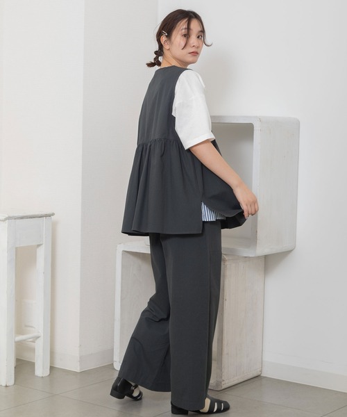 POU DOU DOU(プードゥドゥ)の「並びボタンVあきベスト(シャツ/ブラウス・レディース・ブルー/ベージュ/ダークグレー・3)」の5枚目の写真