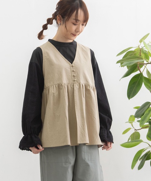 POU DOU DOU(プードゥドゥ)の「並びボタンVあきベスト(シャツ/ブラウス・レディース・ブルー/ベージュ/ダークグレー・3)」の6枚目の写真