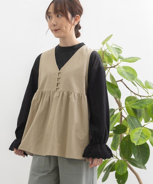 POU DOU DOU(プードゥドゥ)の「並びボタンVあきベスト(シャツ/ブラウス・レディース・ブルー/ベージュ/ダークグレー・3)」の7枚目の写真