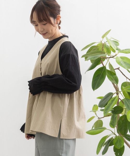 POU DOU DOU(プードゥドゥ)の「並びボタンVあきベスト(シャツ/ブラウス・レディース・ブルー/ベージュ/ダークグレー・3)」の8枚目の写真