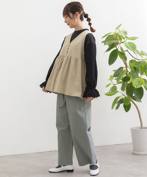 POU DOU DOU(プードゥドゥ)の「並びボタンVあきベスト(シャツ/ブラウス・レディース・ブルー/ベージュ/ダークグレー・3)」の9枚目の写真