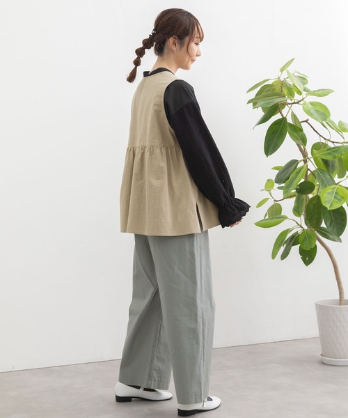 POU DOU DOU(プードゥドゥ)の「並びボタンVあきベスト(シャツ/ブラウス・レディース・ブルー/ベージュ/ダークグレー・3)」の10枚目の写真