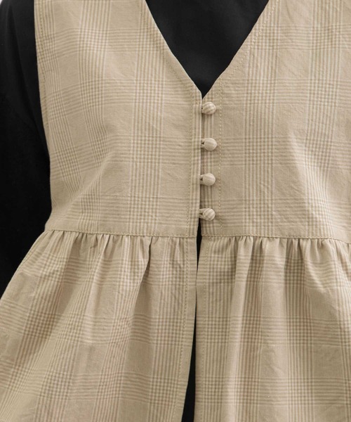 POU DOU DOU(プードゥドゥ)の「並びボタンVあきベスト(シャツ/ブラウス・レディース・ブルー/ベージュ/ダークグレー・3)」の11枚目の写真