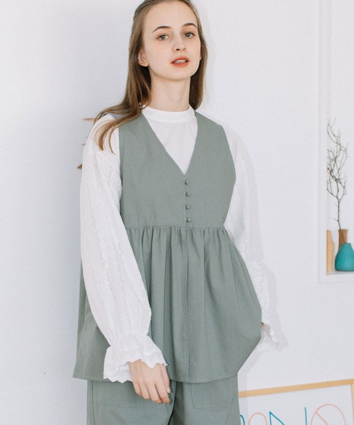 POU DOU DOU(プードゥドゥ)の「並びボタンVあきベスト(シャツ/ブラウス・レディース・ブルー/ベージュ/ダークグレー・3)」の12枚目の写真