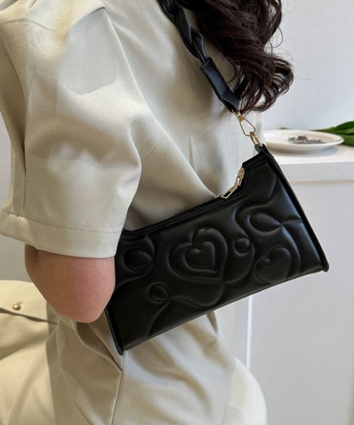 tolene(トレネ)の「フェイクレザーハートステッチショルダーバッグ(ショルダーバッグ・レディース・パープル/グリーン/ブラック/ホワイト・ONE SIZE)」の8枚目の写真