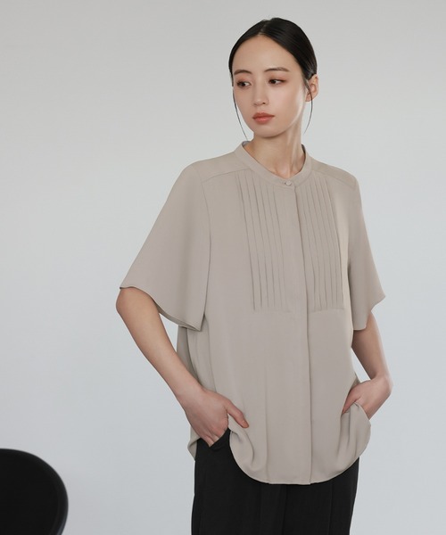 Flolia(フロリア)の「フロントタックスタンドカラー半袖ブラウス オフィス ビジネス フォーマル セレモニー スーツインナー 卒業式 卒園式 入学式 入園式 七五三 ママ 母親【洗える】(シャツ/ブラウス・レディース・オフホワイト/グレイッシュベージュ・L/M/S)」の2枚目の写真