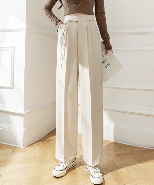 COCOMOMO（ココモモ）の「スラッと綺麗みせ サイドリボン タック入り スラックスパンツ ストレート センタープレス（スラックス・レディース・アイボリー/ブラウン/ブラック・XL/L/M/S）」の4枚目の写真