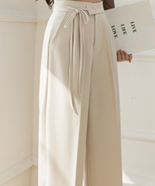 COCOMOMO（ココモモ）の「スラッと綺麗みせ サイドリボン タック入り スラックスパンツ ストレート センタープレス（スラックス・レディース・アイボリー/ブラウン/ブラック・XL/L/M/S）」の7枚目の写真