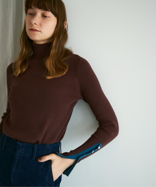 Shelly island（シェリーアイランド）の「袖配色×ボタンリブタートルニット（ニット/セーター・レディース・グレー/ブラック/ブラウン/レッド/グレー系その他/ホワイト×ブラック・FREE）」の2枚目の写真