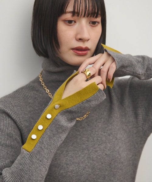 Shelly island（シェリーアイランド）の「袖配色×ボタンリブタートルニット（ニット/セーター・レディース・グレー/ブラック/ブラウン/レッド/グレー系その他/ホワイト×ブラック・FREE）」の4枚目の写真