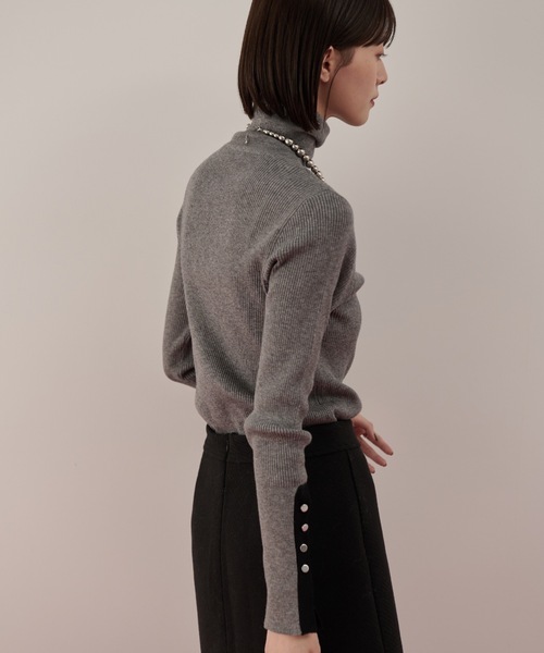 Shelly island（シェリーアイランド）の「袖配色×ボタンリブタートルニット（ニット/セーター・レディース・グレー/ブラック/ブラウン/レッド/グレー系その他/ホワイト×ブラック・FREE）」の16枚目の写真