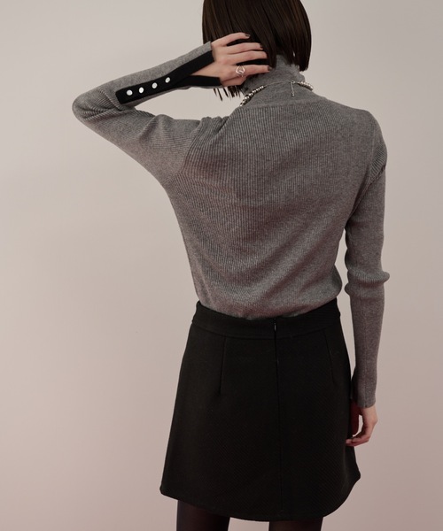 Shelly island（シェリーアイランド）の「袖配色×ボタンリブタートルニット（ニット/セーター・レディース・グレー/ブラック/ブラウン/レッド/グレー系その他/ホワイト×ブラック・FREE）」の17枚目の写真