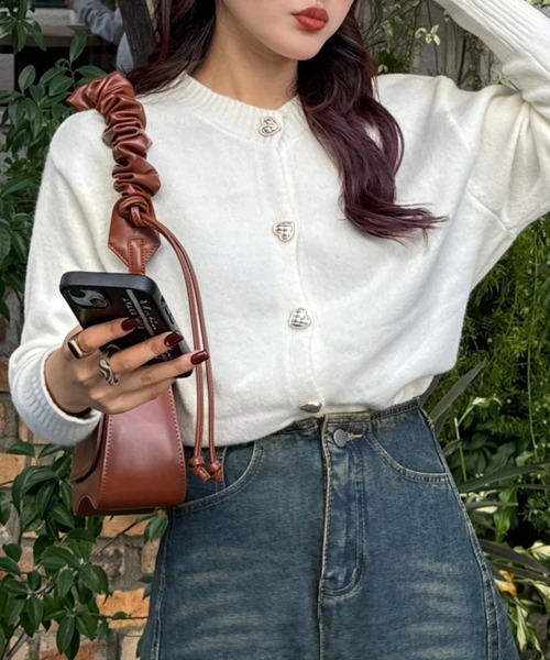 efill(エフィル)の「ハートボタン ニットカーディガン(ニット/セーター・レディース・ベージュ/レッド・FREE)」の1枚目の写真