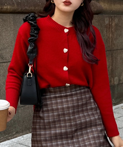 efill(エフィル)の「ハートボタン ニットカーディガン(ニット/セーター・レディース・ベージュ/レッド・FREE)」の2枚目の写真