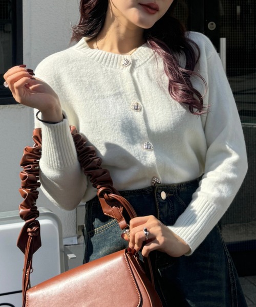 efill(エフィル)の「ハートボタン ニットカーディガン(ニット/セーター・レディース・ベージュ/レッド・FREE)」の14枚目の写真