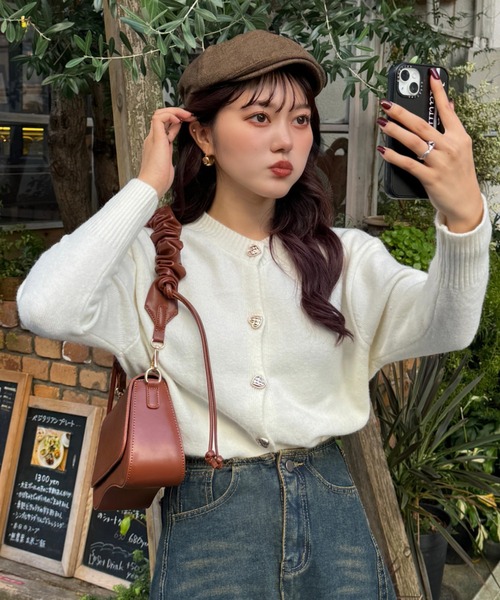 efill(エフィル)の「ハートボタン ニットカーディガン(ニット/セーター・レディース・ベージュ/レッド・FREE)」の19枚目の写真