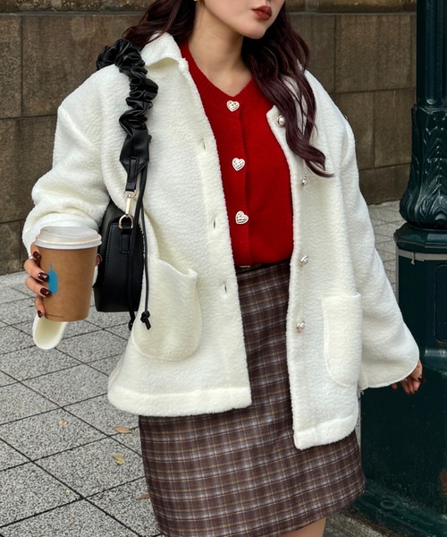 efill(エフィル)の「ハートボタン ニットカーディガン(ニット/セーター・レディース・ベージュ/レッド・FREE)」の7枚目の写真