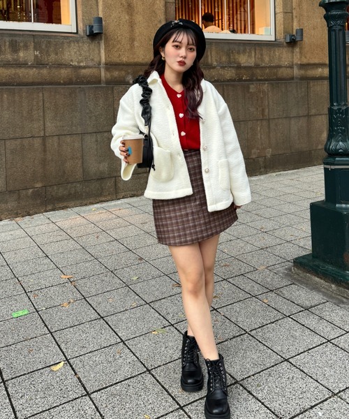 efill(エフィル)の「ハートボタン ニットカーディガン(ニット/セーター・レディース・ベージュ/レッド・FREE)」の9枚目の写真