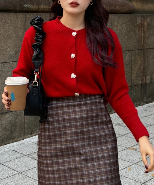 efill(エフィル)の「ハートボタン ニットカーディガン(ニット/セーター・レディース・ベージュ/レッド・FREE)」の13枚目の写真