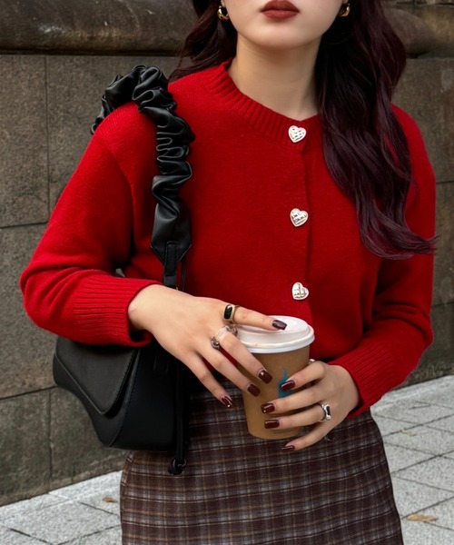 efill(エフィル)の「ハートボタン ニットカーディガン(ニット/セーター・レディース・ベージュ/レッド・FREE)」の16枚目の写真