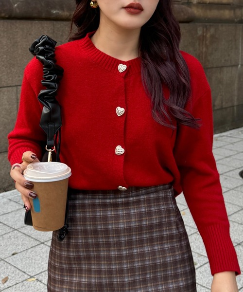 efill(エフィル)の「ハートボタン ニットカーディガン(ニット/セーター・レディース・ベージュ/レッド・FREE)」の3枚目の写真