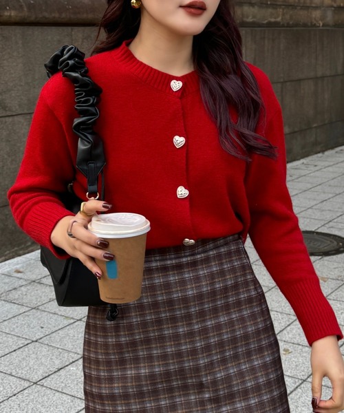 efill(エフィル)の「ハートボタン ニットカーディガン(ニット/セーター・レディース・ベージュ/レッド・FREE)」の4枚目の写真