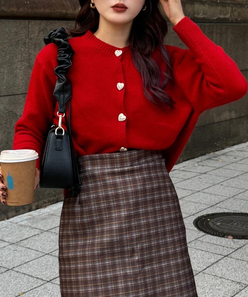 efill(エフィル)の「ハートボタン ニットカーディガン(ニット/セーター・レディース・ベージュ/レッド・FREE)」の5枚目の写真