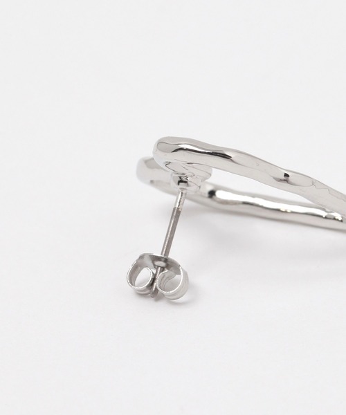 FOREVER 21(フォーエバー トゥエンティーワン)の「ハートピアス(ピアス(両耳用)・レディース・シルバー・FREE)」の3枚目の写真