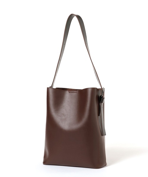 LAKOLE(ラコレ)の「【入卒式/新社会人にも】バーティカルトートバッグ / 252673(ショルダーバッグ・レディース・ブラック/アイボリー/グレイッシュベージュ/ブラウン・FREE)」の4枚目の写真