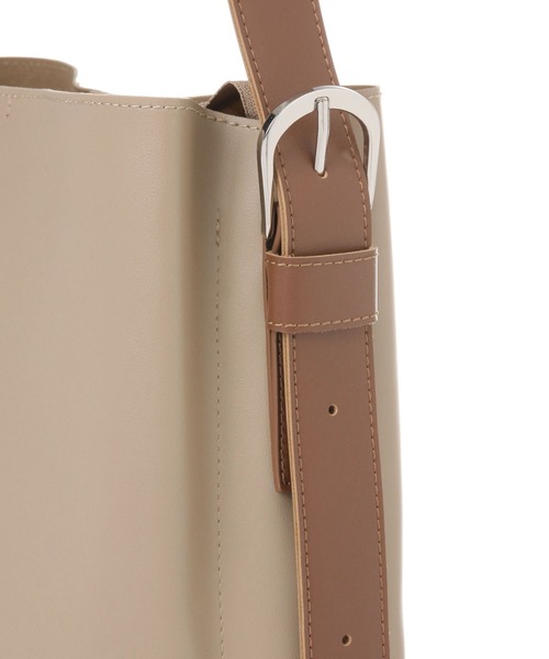 LAKOLE(ラコレ)の「【入卒式/新社会人にも】バーティカルトートバッグ / 252673(ショルダーバッグ・レディース・ブラック/アイボリー/グレイッシュベージュ/ブラウン・FREE)」の14枚目の写真