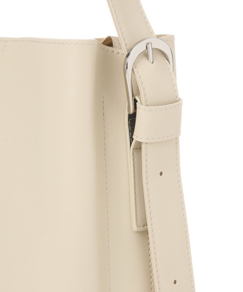 LAKOLE(ラコレ)の「【入卒式/新社会人にも】バーティカルトートバッグ / 252673(ショルダーバッグ・レディース・ブラック/アイボリー/グレイッシュベージュ/ブラウン・FREE)」の12枚目の写真