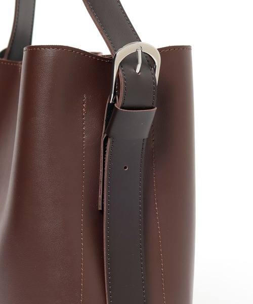 LAKOLE(ラコレ)の「【入卒式/新社会人にも】バーティカルトートバッグ / 252673(ショルダーバッグ・レディース・ブラック/アイボリー/グレイッシュベージュ/ブラウン・FREE)」の6枚目の写真